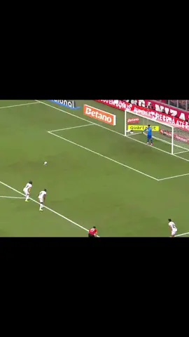 O PÊNALTI PARA O ATLÉTICO-PR, FERNANDINHO FEZ O GOL...