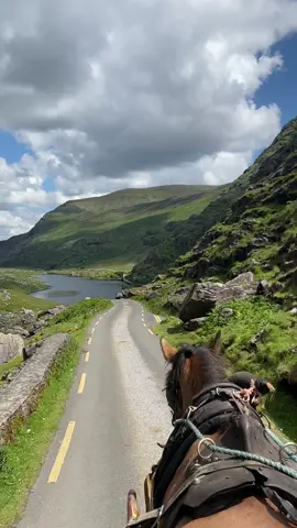 📍Gap of Dunloe, Kerry, Ireland in a traditional jaunting car #ireland #traveleurope #gapofdunloe #killarney #kerry 