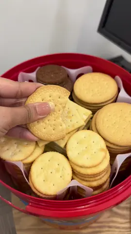 Nakabili na ba ng Happy time ang lahat? Happy Time assortment biscuits aka “Biscuit na nasa balde.”  Checkout na kayo dyan! #happytime #mondenissin 