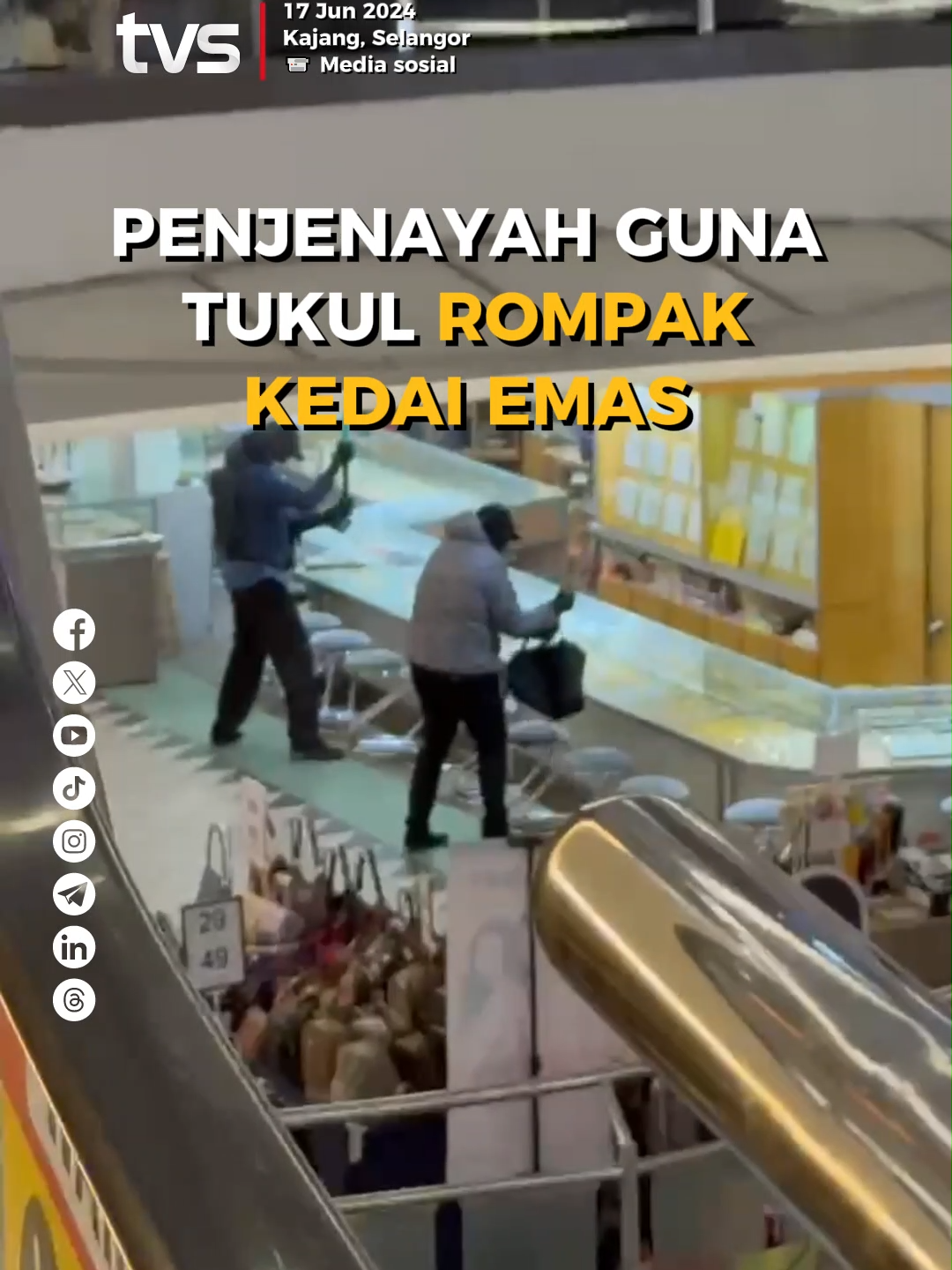 Tular video menunjukkan tiga lelaki menghayun tukul memecahkan rak pameran barang kemas di sebuah kedai. 📹 Media sosial 📱 Strim live di tvsarawak.my atau di aplikasi MYTV Mana-Mana, Unifi TV dan Astro GO sekarang! #TVS122 #TVSNews #TVSarawak #TrendingNewsMalaysia #BeritadiTikTok
