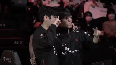 Xem lại quả ôm eo khoác vai chấn động năm nào =))))))  Cre vid cuối X: @clover_t1 #oner #zeus⚡ #t1 #xuhuong #fyp #T1WIN #CapCut 