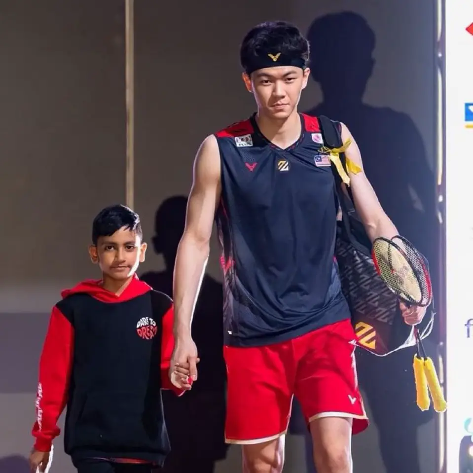 Omg that little boy is wearing Lee Zii Jia’s new merch ?? It has Dare To Dream so cuteee !!! 🧡#leeziijia#ziijia#lzj#australiaopen2024#foryou #fyp#daretodream#badminton#nevergiveup #teamlzj#malaysiaboleh