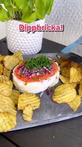Somrig chipsbricka med världens godaste dipp! 😍🍀 Alltså har du testat att använda färskost med topping som dipp? Det är verkligen en ny nivå på dipp. Dippens dipp. Tillsammans med rom, rödlök & gräslök får man lyx på ett knyck och den perfekta snacksbrickan att bjuda på till midsommar 🇸🇪 Klicka på spara och TAGGA någon som du skulle vilja dela en bricka med! 🤭 1 burk naturell färskost Valfri rom Finhackad rödlök Finhackad gräslök Dina favoritchips Ta burken med färskosten, dra med kniven runt om och kläm ut den på ett fint fat. Toppa sedan med, rom, finhackad rödlök och gräslök. Häll sedan dom godaste & mest dippvänliga chipsen du vet på varsin sida av dippen. Sen är det bara att dippa & njuta! 🫶🏼 Hittade det här tipset hos @matochmarang_ första gången för något år sedan och nu gör vi det så många gånger varje sommar 👌🏼 Men hörni nu vill jag veta, vilka ställen MÅSTE man besöka på Öland? Var hittar man den godaste glassen? Blir så glad om du vill tipsa här nere, HEJ! 😍👋🏼 #midsommar #midsommarmat 