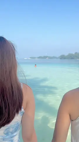 #withbestie dulu aja #pantai #pulauseribu #pulaudolphin #JelajahLiburan #outfitpantai #beachoutfit #fyp #xyzabc 