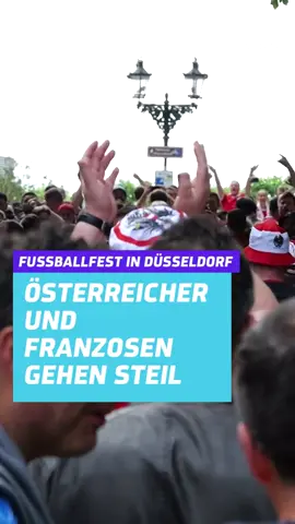 Alles angerichtet für einen tollen Fußballabend in Düsseldorf: so geil stimmen sich die österreichischen und französischen Fans auf ihr Spiel ein!🔥 Und wer genau hinschaut, entdeckt im Laufe des Videos eine absolute Legende der deutschen Fankultur!👀 #sport1 #sport1news #totalvideo #EURO2024 #AUTFRA #Düsseldorf #Fans #fußball