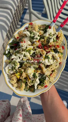this just in, hot off the grill!!!!! a pasta salad for the vegetarians (and non alike) 🌶️🥒😮‍💨🧄  using peak zucchini, sweet red peppas, baby brocollini + a delectable basil lemon dressing to marinate all the veggies in - it’s so so so good, fresh, garlicky, and full of some much flavor you won’t know what to do with yourself (I’ve made it 3x now so I speak from experience)  #pastasaladsummer #pastasaladrecipes #pastasalad #grilledvegetables #summerrecipes 