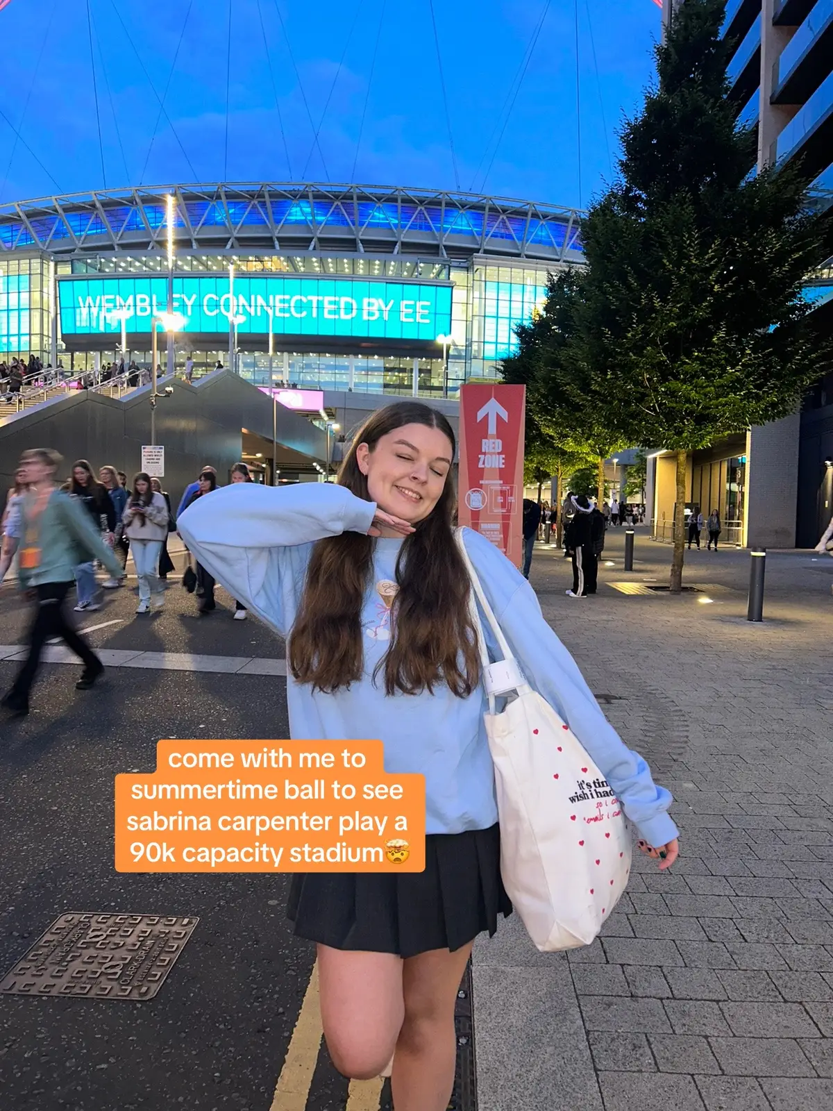 babys first wembley performance🎀🌟 #sabrinacarpenter #eicstour #shortnsweet #wembleystadium #summertimeball #raye #pleasepleaseplease #emailsicantsend