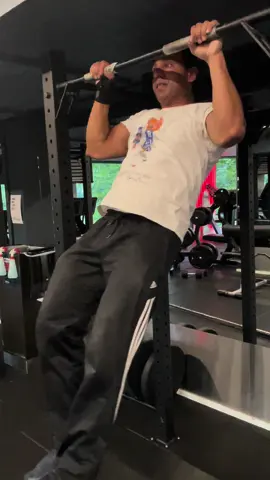 I must say, that I finally can do pullups, and are getting stronger day by day, even with a severe shoulder nerve injury. I managed to pull up 95 kg body weight 😎 the workout should be intense and should be done without getting injured. Use logic and not youtube or Tik Tok nonsense. Find your own techniques to lift. Muscles will grow anyway, if U give them enough nutrition and rest. In gym we come to destroy our musclefibers, and then we eat and rest to let them grow. Contraction and relaxion is the whole mechanism.