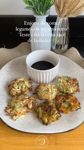 Bolinho de legumes fácil e rápido 🌱✨ Ingredientes: - 1 Abobrinha  - ⁠1 Cenoura  - ⁠1/2 Cebola - ⁠1/2 Xícara de amido de milho ou a farinha da sua preferência  - ⁠Sal e temperos à gosto Modo de preparo: Rale os legumes higienizados, misture com a cebola picada, os temperos e a farinha, forme bolinhas e leve para assar a 180° por 15 minutos ou grelhe em uma frigideira com um fio de azeite ou óleo, em fogo baixo para cozinhar o centro.  ☑️ Adicione queijo ralado se quiser, o “molho” utilizado foi shoyu, fica parecendo tempurá de legumes. #nutri #nutricao #receitasfaceis #receitafit #comocomerlegumes #comerbem #alimentacaosaudavel #bolinhodelegumes