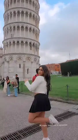 Instagram:Sabrina_geek1  Una princesa en la torre de pisa