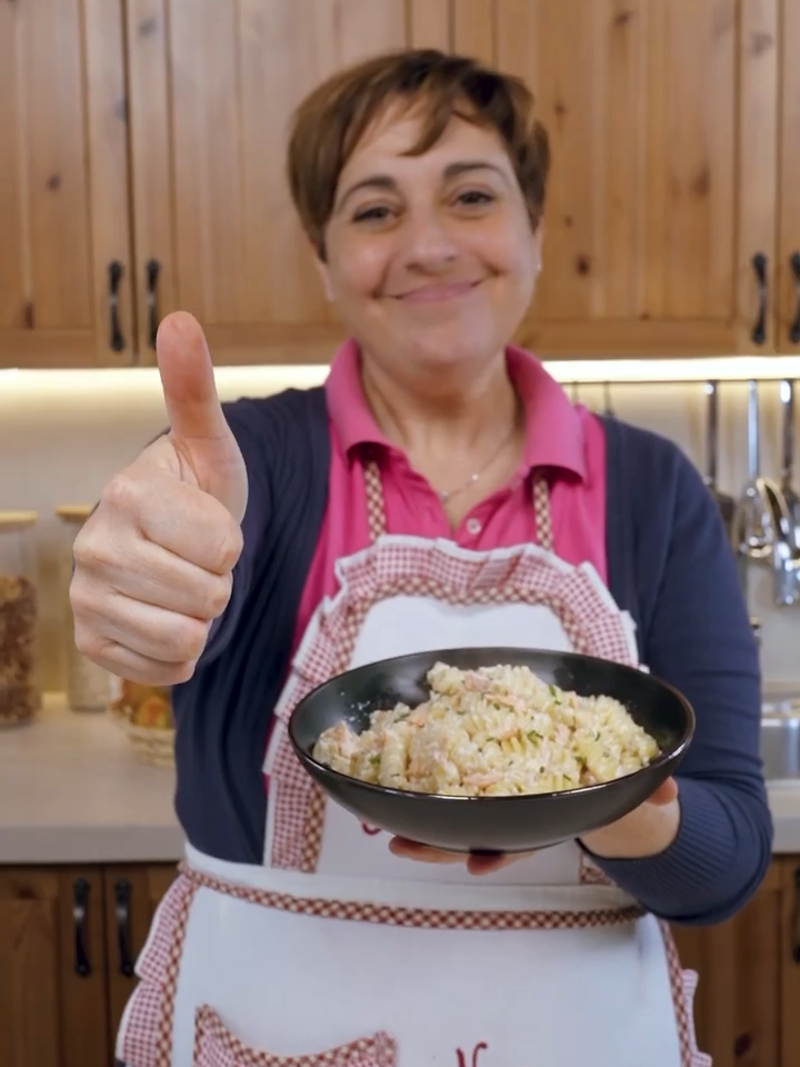 FUSILLI CON SALMONE, RICOTTA E LIMONE  Un primo piatto cremoso e saporito, pronto in pochi minuti  INGREDIENTI 320g fusilli o altra pasta 200g salmone affumicato 250g ricotta 1 scalogno La scorza grattugiata di 1 limone Olio extravergine di oliva q.b. Sale fino q.b. erba cipollina per decorare q.b. PROCEDIMENTO Mettiamo subito a cuocere la pasta in acqua bollente salata. Intanto prepariamo il condimento: in una padella mettiamo un filo d’olio, lo scalogno tritato e facciamo soffriggere. Spezzettiamo il salmone direttamente in padella e facciamolo rosolare giusto un paio di minuti. Uniamo la ricotta, aggiungiamo un mestolo di acqua di cottura della pasta e facciamo sciogliere la ricotta, amalgamando bene. Grattugiamo nel condimento abbondante scorza di limone e poi aggiustiamo di sale. Scoliamo la pasta al dente direttamente in padella e diamo una bella mescolata. Impiattiamo la nostra pasta ricotta e salmone e, se ci va, decoriamo con dell’erba cipollina tritata. Buon appetito! #salmone #pasta #fattoincasadabenedetta #benedettarossi #fattoincasapervoi #recipe #ricettafacile #cucinaitaliana