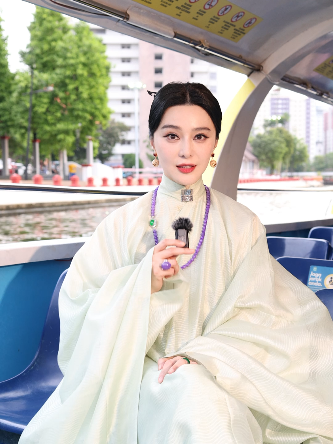 Fan Bingbing membawa anda menaiki Melaka River Cruise 😍 terharu dengan layanan mesra rakyat Melaka dan teruja dengan makanan yang ada di Melaka. ❤️❤️❤️ #fanbingbing#melakarivercruise#manalagimelakaler#visitmelaka2024#tahunmelawatmelaka2024#bijaklaksanatuahberanilaksanajebat@ab.raufyusoh @razakrahman19@kerajaannegerimelaka@tourismmelaka@mb_melakabersejarah@melakatv@fo.tar@wargamelaka@fanbingbing123