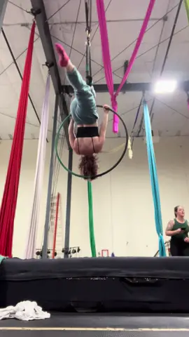 Just a really tricky hoop thing 🤷 IT TOOK ME FOREVER TO FIGURE IT OUT??? . . . . . . . . #aeiral #aerialarts #circus #aerialist #aerials #aerialhoop #aeriallyra 