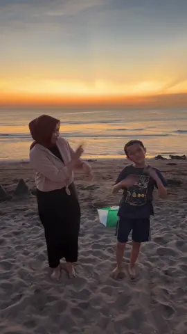 💃🏻💃🏻💃🏻 #sunset #beach #mom #son 