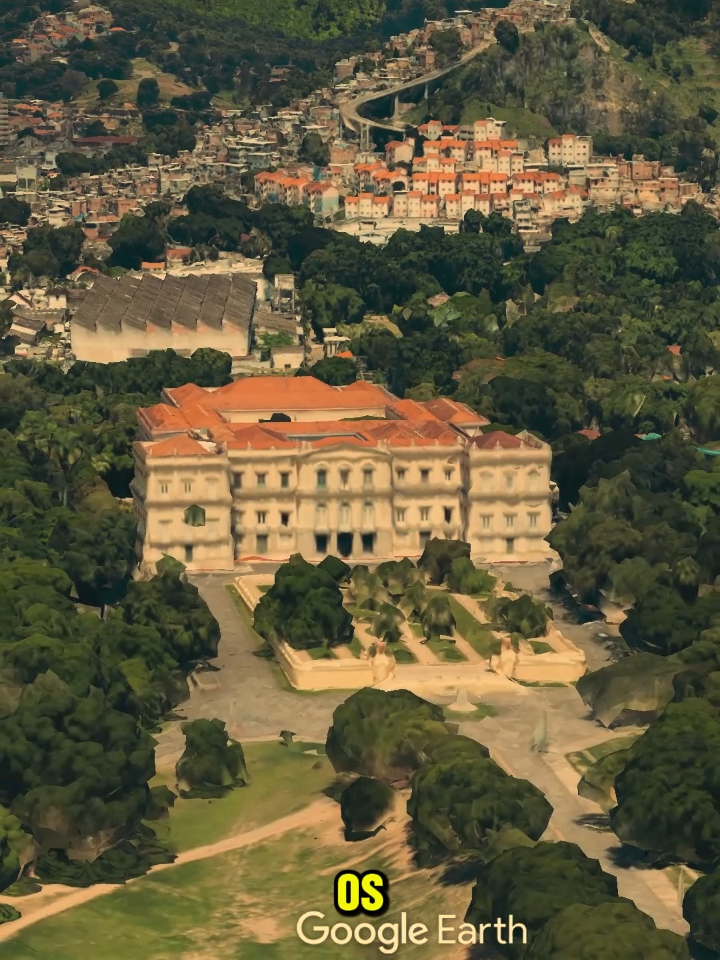 🌟🏰 Descubra os Segredos da Quinta da Boa Vista! 🏰🌟 Você sabia que a residência da família imperial brasileira está escondida em pleno Rio de Janeiro? Vamos te levar numa viagem no tempo para explorar os mistérios e curiosidades da Quinta da Boa Vista, um lugar cheio de história e encanto! 🌳✨ 🔸 Casa dos Imperadores: De Dom João VI a Dom Pedro II, conheça o palácio onde viveram os imperadores do Brasil! 👑 🔸 Transformação Incrível: De fazenda a palácio real, descubra como esse lugar se transformou ao longo dos anos. 🏛️ 🔸 Jardins Deslumbrantes: Explore os belíssimos jardins projetados pelo paisagista francês Glaziou! 🌷🌺 🔸 Museu Nacional: Saiba mais sobre a importância histórica desse museu e seu processo de reconstrução! 🏛️🔥 🔔 Dê o play para descobrir esses e outros fatos fascinantes sobre a Quinta da Boa Vista! Curta, compartilhe e siga para mais vídeos incríveis! 📲✨ #QuintaDaBoaVista #HistóriaDoBrasil #FamíliaImperial #Curiosidades #MuseuNacional #FatosIncríveis #Turismo #RJ #Imperadores #ViagemNoTempo 🎥👑 Venha aprender e se encantar com essa joia da história brasileira! 🚀📚 4o