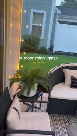 Outdoor living space🖤 Can’t have a Summer outdoor living space without string lights! ✨ #outdoor #outdoorliving #outdoorlivingspace #patio #patiomakeover #ttsacl #backyard #backyarddecor #patiofurniture #stringlights #backyardvibes #backyarddesign 