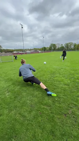 Passing and diving🧤🔥. Combo exercise with @Eredivisie GK Lars from @FC Twente and @Gino | GK Content 🧤 . This exercise can be created variably. You can do it with multiple goalkeepers or small goals as goals. Or you can work with different distances.  Diving into the low ball combined with precise passing. @uhlsportfootball #fyp#fy#foryoupage#viral 