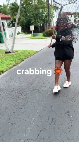 the crabs out y’all 😂🔥 I’m such a big kid but I really be having fun doing stuff like this😭 makes me miss my mom tho #tempestroshelle #crabbing #oldcutlerroad #hurricaneseason #survival 