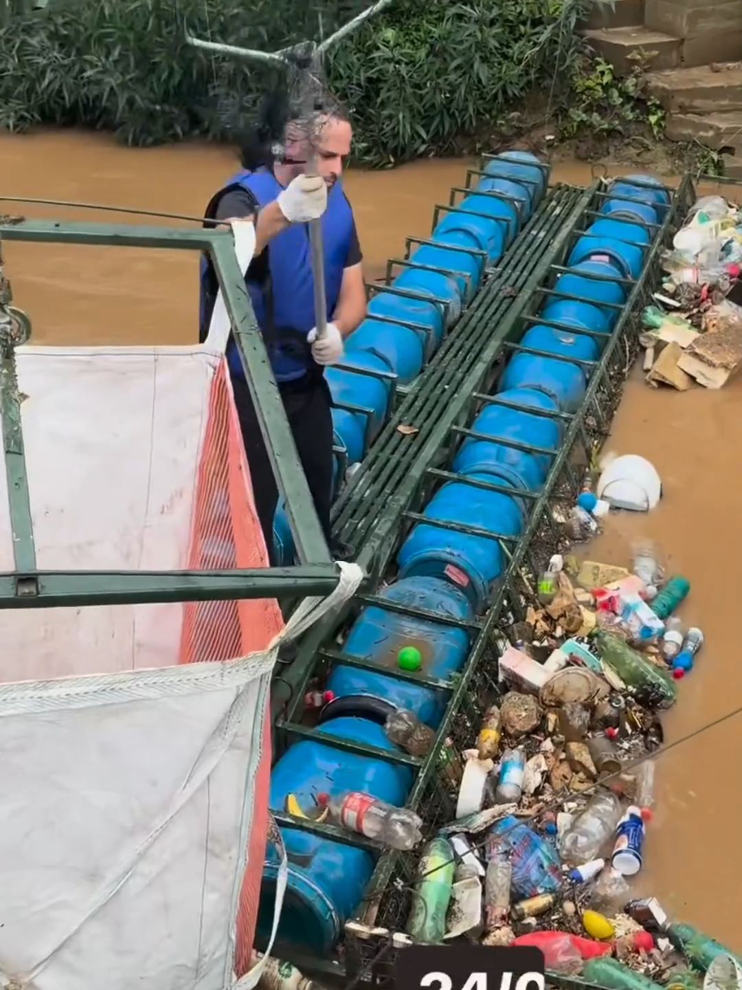 Diego Saldanha is a Brazilian environmental activist who developed a solution to address river pollution in his hometown of Curitiba. (IG🎥: @ecobarreiradiegosaldanha) The Eco Barrier project is designed to filter out floating waste from rivers, particularly targeting the Atuba River. The Eco Barrier works by capturing debris and preventing it from flowing downstream, thus helping to maintain cleaner waterways. #Unreel #Extreme #Cleaning #Sustainability #Eco