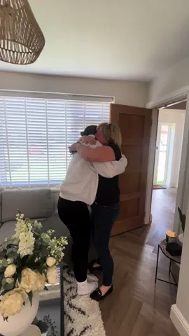 Travelled from the other side of the world to surprise my momma for her 60th birthday🥹🥹😭😭😭 #cominghomesurprise #surprise #cominghome #surprisevisit #hometown #hometownglory #reunion 