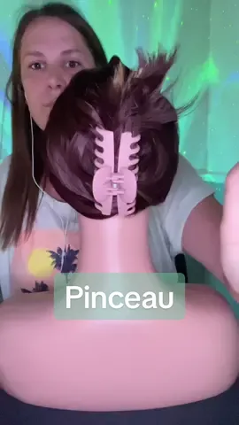 Un peu de chatouilli avec un pinceau #asmr #asmrsounds #asmrvideo #asmrqc #asmrcatherine #satisfying #relaxing #makeupbrush 