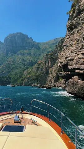 Sailing along the Amalfi Coast, where azure waters kiss dramatic cliffs and every vista takes your breath away🇮🇹✨ Book your exclusive private boat excursion with #PositaneseTour ⛵️ #positano #italy #boat #amalficoast #italia #travel #travelgram #wonderful_places #nature #travelphotography #wanderlust #earthpix  #earthfocus  #artofvisuals #instatravel #photography #photooftheday #agameoftones   #travellingthroughtheworld #instagram #landscape #ourplanetdaily #bestvacations #discoverearth #roamtheplanet #stayandwander