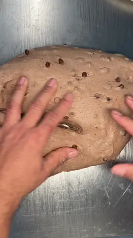 Hoje foi dia de se deliciar com o melhor e mais saboroso pão de chocolate com passas. Cada mordida é uma explosão de sabores que derrete na boca. #pao #bread #levain #gourmet #gastronomia #festajunina #comidabrasileira #comidatipica #padariamichelli #padariamichellioficial #padariasp 