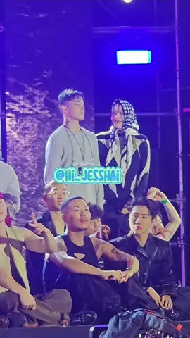 Wootae trying to match Bada's height. 😆 Line up9 - Gwangju - 06082024 #Bada #바다 #바다리 
