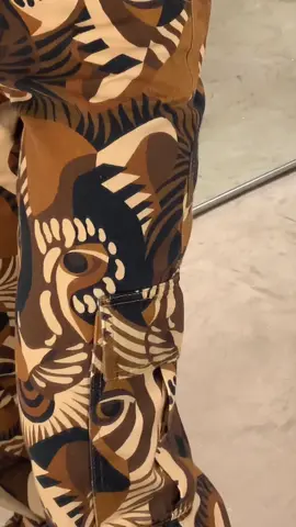Calca sarja estampa tigre da noite 🐅 Codigo de vendedora 8260 no app ou no site da FARM 🔆 #farm #farmrio #codigovendedorafarm #codigofarm #moda #farmbrasil 