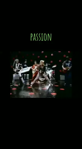 ROD STEWART - Passion #musicalsong #repertorio #personal #favoritos🎶🎵❤️  PASION alguien en alguna parte  En el calor de la noche  Parece bastante peligroso  Quedarse sin paciencia  Esta noche en la ciudad  No encontrarás ninguna lástima  Los corazones están siendo torcidos  Otro amante engañó, engañó  En los bares y cafés, la pasión  En las calles y los callejones, la pasión.  Mucha pretensión, pasión.  Todos buscando, pasión.  Una vez enamorado nunca estás fuera de peligro.....