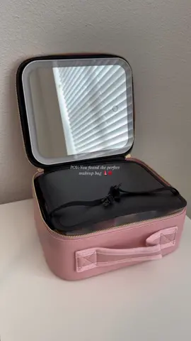 Girly things 🎀  #makeupbag #girlythings #travelmakeupbag #tiktokshop #fyp #foryou #foryoupage #foryourpagе #foryourepage #pink #pinkgirly 