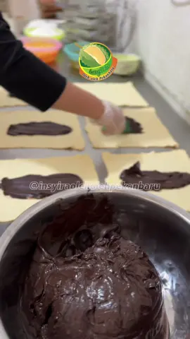 Proses pembuatan strudel pisang coklat insyira 🫶🏼💕 #kulinerpekanbaru #insyiraoleholehpekanbaru #insyiraoleholehpekanbaru #oleholehkhasriau #oleholehopekanbaru #pekanbaru 