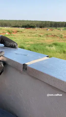 Emenda de rufo pingadeira . . . . . . . #uvscalhas #calheiros #calheiro #telhado #calheirosdobrasil #viral #foryou #arquitetura #engenharia #construção  #construcao #reforma #construction #civil #obras  #Konstruktion #Dachrinnen #engineer #gutters #roof #roofing #saopaulo #roofer #paraguacupaulista #строительство #водостоки #construcción #canalones #selabrasil