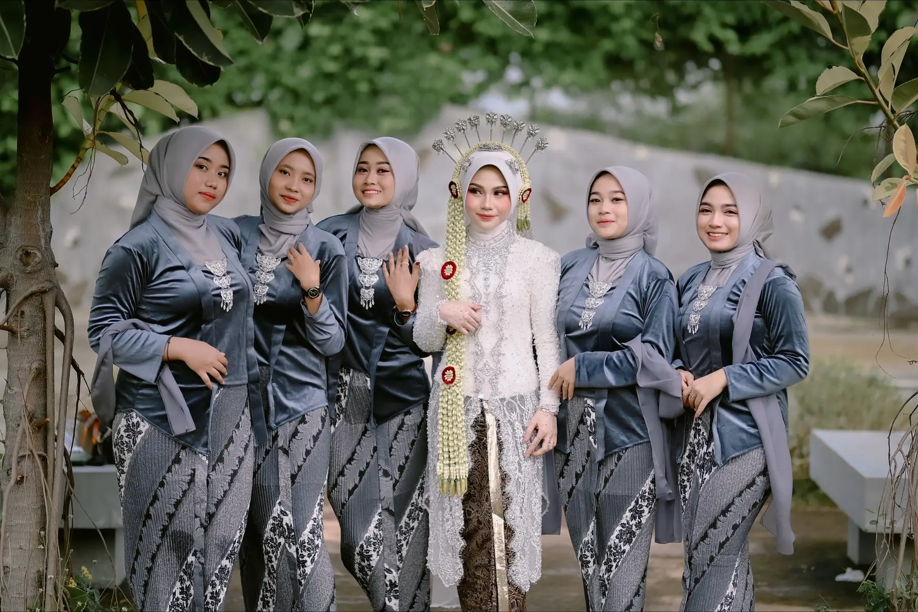 cantinyaaa temen temenkuuu 🥹💓  details baju bridesmaid ; baju set - no 350 bross - no 351 selendang - no 352 paperbag - no 353 hijab - no 354 #bridesmaidjawa 