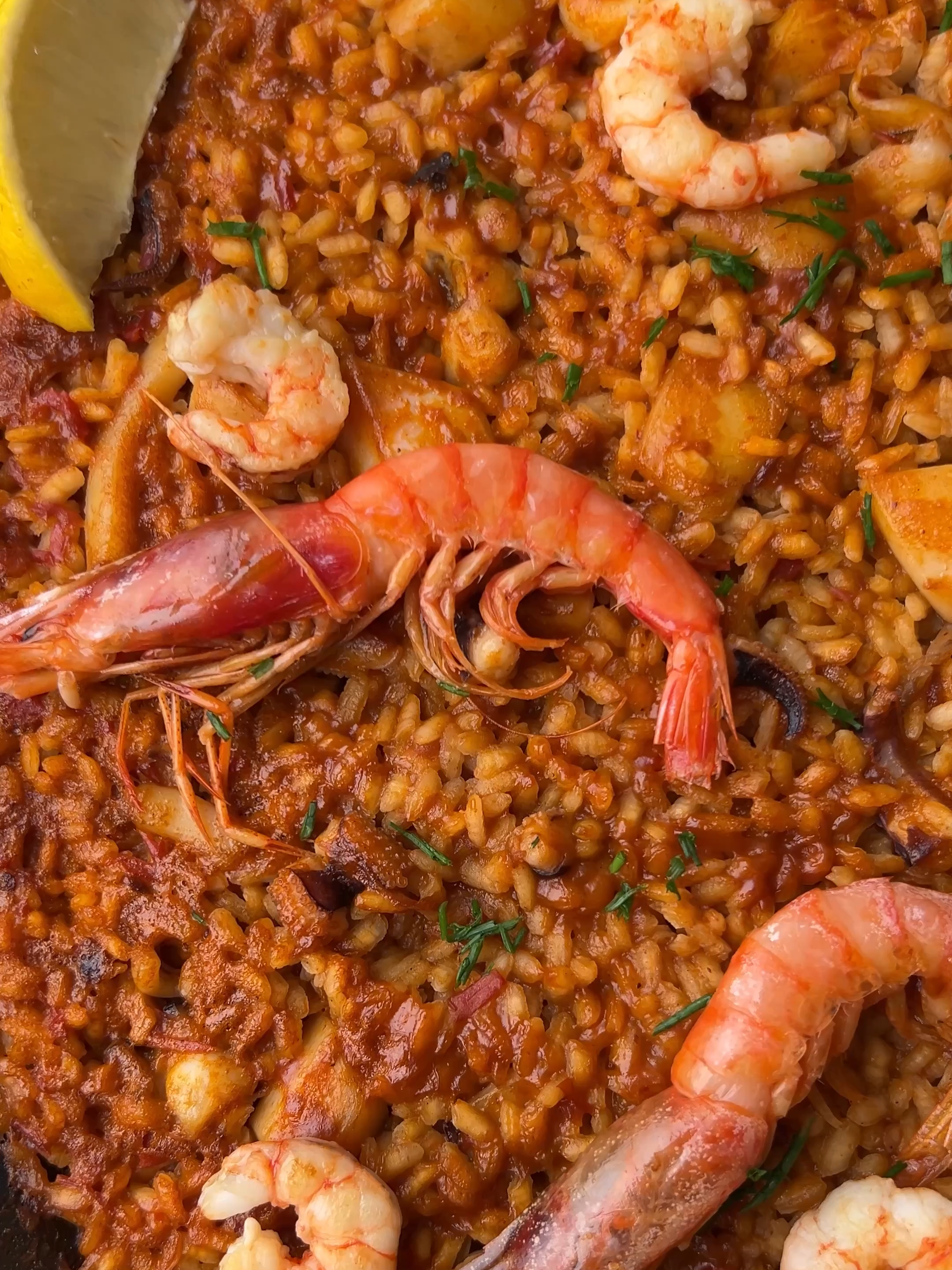 Si no sabes que cocinar, prueba a hacer un Arroz de pescado y marisco porque es imposible que falles 😎 Descubre la receta de la mano de @cocinandomelavida  Ingredientes: 🍚 400g de arroz redondo 💙 1,5l de Caldo para Paella Fácil de Marisco 100% Natural Gallina Blanca 🦑 500g de sepia 🦐 250g de gamba roja 🧄 5 Dientes de ajo 🍅 3 Tomates rojos grandes triturados 🌶️ 3 cucharadas de carne de ñora 🫒 Aceite de oliva virgen extra 🧂 Sal 1️⃣ Cocinar la sepia hasta que suelte agua y reservar. 2️⃣ Cocinar las gambas, salar y reservar. 3️⃣ Sofreír ajo picado y tomates triturados en aceite. 4️⃣ Incorporar carne de ñora y cocinar. 5️⃣ Nacaramarel arroz, agregar sepia y caldo, cocinar por 15-18 minutos. 6️⃣ Añadir las gambas los últimos 2 minutos. 7️⃣ Reposar 5 minutos. ¡Listo! #arrozpescadoymarisco #arrozmarinero #cocinandomelavida #caldopaellafacil #elsabordecasa #gallinablanca #arroz #marisco #pescado #parati #Receta