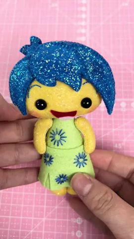 Con glitter todo queda mejor 🫶🏼❤️ #intensamente #insideout #alegria #fieltro #feltro #felt #costuraamano #tinimoldes 