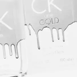 El ck one gold agua de tocador combina notas cítricas y amaderadas para crear una fragancia única y cautivadora. Las notas de salida de mandarina y bergamota le dan a esta fragancia un toque refrescante y vibrante, mientras que las notas de corazón de rosa y jazmín aportan feminidad y elegancia. Las notas de base de vetiver y musgo de roble le dan a esta fragancia un toque terroso y cálido. #perfunescalvinklein https://stockifive.com/producto/ck-one-gold-agua-de-tocador-100ml-dama/