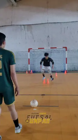 Training Kiper Futsal Unpas #futsal #futsalindonesia #futsalplayer #kiper #kiperfutsal #kiperterbaik #latihan #latihankiper #unpas #komunpas #pasundan #fyp #fypシ゚viral 