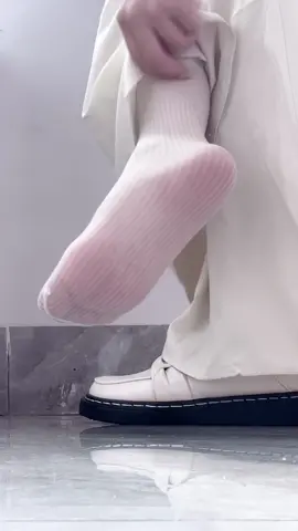 Try on two pairs of leather shoes with white nylon socks.  #OOTD #ootd #algorithm #outfits #aesthetic #socks #tryon 
