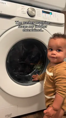 The washer machine keeps my toddler entertained 😂😂🧺 #laundry #washermachine #toddler #entertainedtoddler #entertained #fyp #foryoupage #momlife #toddlerlife #sahm 