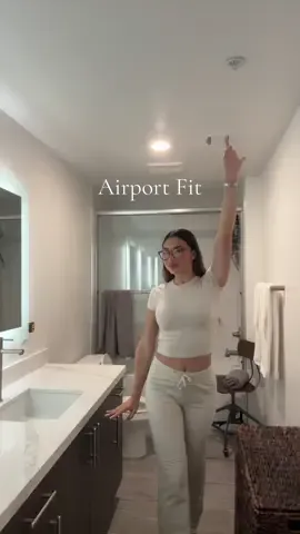 Airport Fit ✈️ #OOTD #airportoutfit #viral 