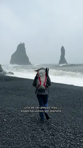 10 motivos ⚠️ Reynisfjara 🇮🇸 La playa de arena negra en Islandia reconocida como una de las más peligrosas del mundo. ¿Por qué es tan peligrosa? 1️⃣ “Olas durmientes” o “Sneaker weaves” son olas características de esta playa que aparecen de forma impredecible alcanzando grandes dimensiones, hasta 40 metros, y entrando en la playa como una mano que atrapa a quien se aproxima. Se forman a escasos metros de la orilla de forma silenciosa y aparecen en segundos. 2️⃣ Las aguas gélidas del mar donde sufrir hipotermia será cuestión de minutos. 3️⃣ Decenas de especies de tirburones, orcas y animales venenosos y peligrosos en sus aguas. Son profundas a pocos metros de la orilla. 4️⃣ Precipitaciones extremas como el fuerte viento, la lluvia intensa, el hielo o la nieve complican la situación.   5️⃣ Arena negra volcánica que dificulta el caminar ya que los pies se hunden y hacen del suelo muy inestable. 6️⃣ Este lugar está marcado por la mitología y supuestamente habitado por seres misteriosos. Más del 50% de la población de Islandia cree en estos seres. Las rocas puntiagudas que ves en el agua, dice la leyenda, que son trolls petrificados que ayudaban a los barcos pero también  ahogaron a personas… 7️⃣ Desprendimientos de rocas de las enormes montañas que abrazan la playa y grandes piedras punzantes en el interior del agua. 8️⃣ La extrema resaca del mar hace que en pocos segundos te expulse hacia mar adentro. 9️⃣ Calificada por National Geographic como una de las 10 playas más espectaculares del mundo o por ser escenario de “Juego de Tronos”, hace que miles de personas vengan hasta aquí, aumentando la probabilidad de sucesos  🔟 El décimo será tu comentario sobra la opinión de este lugar 😉 ¿conocías este sitio tan extraordinario? Que te hace sentir… Guarda el vídeo para acordarte de este lugar tan impresionante ✌🏼 Seguimos viajando juntos 😎 #Reynisfjara #islandia #playanegra #iceland #viajarislandia #aventura #lugaresunicos #lugaresmagicos #viajar #viajarporelmundo #experiencia #playas #exploreiceland #discovericeland #tiktokviajes #icelandtravel #traveliceland