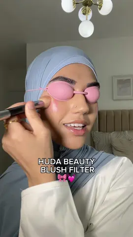 I’m so impressed!!! This is the perfect liquid blush for beginners 🫶🏼💓 @Huda Beauty #makeupreview #makeuplooks #hijabi #afghan 