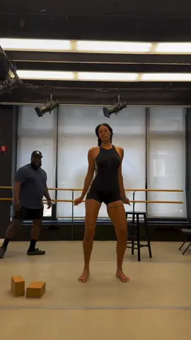 Goddesses come in all shapes and heights this was a new height for me had me climbing over to get that leg up!! This was a super dope amazing 6’9 experience @Elizabeth Cambage #flexibility #fyp #yp #stretch #stretching #flexibility #flexible #wow #explore #explorepage #WNBA #fit #Fitness #shaderoom 