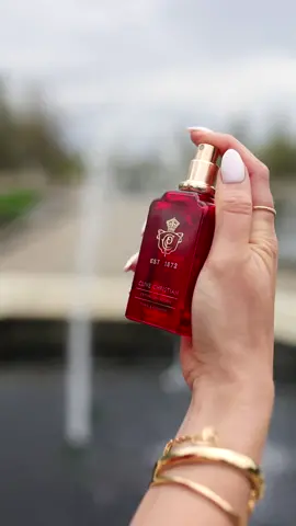 Town & Country es un perfume sofisticado y enérgico que te acompañará sin problemas del día a la noche o durante todo el año. Tu nuevo aroma característico. #tiktokperfume #perfumedeautor #maisonpeony #clivechristian #viral #ultralujo 