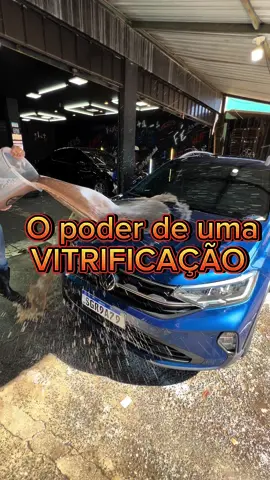Vitrificação além de toda proteção ainda evita bastante que seu carro suje facilmente.   Como podem ver, jogamos um balde com água totalmente suja e nao ficou nada no carro, escorreu totalmente toda sujeira que com toda certeza ficaria em um carro sem essa devida proteção 🤙🏻