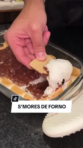 Receita de sobremesa s’mores de forno com chocolate e biscoito importados. #smores #marshmallow #receitadoce #sobremesafácil 