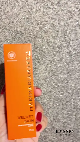 Cobertura Média à Alta ✅ Acabamento Aveludado ✅ Textura Líquida ✅ A queridinha do momento é a base que faltava na sua penteadeira. Óbvio que estamos falando da Base e Corretivo Velvet Skin! Ela é a escolha certa para te acompanhar em todas as ocasiões, desde momentos em que você deseja uma pele mais leve, quanto em situações anseia uma cobertura mais alta. #maquiagem #makeup #make #maquiagembrasil #marimaria #marimariamakeup #basematte #velvetskinmarimaria #velvetskin #basevelvetskin #basemarimaria #basemariamariamakeup #fyp #foryou #fy