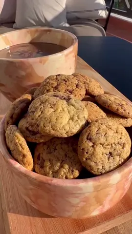 Para romperla toda en la merienda del finde MINI COOKIES CON CHOCOLATE CALIENTE🍪. 🍫INGREDIENTES: -100g de manteca. -160g de azúcar. -1 huevo. -180g de harina leudante. -50g de chocolate. -500ml de leche. -1C de fécula de maíz. -1C de cacao amargo. -50g de chocolate. -2C de azúcar. 🙌🏻Son lit una locura. Lo prueban y después me cuentan. Atte: Kuli✨. #recetas #cookies #merienda #recetasfaciles 
