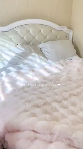 It’s like laying on clouds☁️🤍 #throwblanket #cozy #fauxfurblanket #blanket #homedecor #ttsacl #tiktokshop #tiktokfinds #roomdecor 
